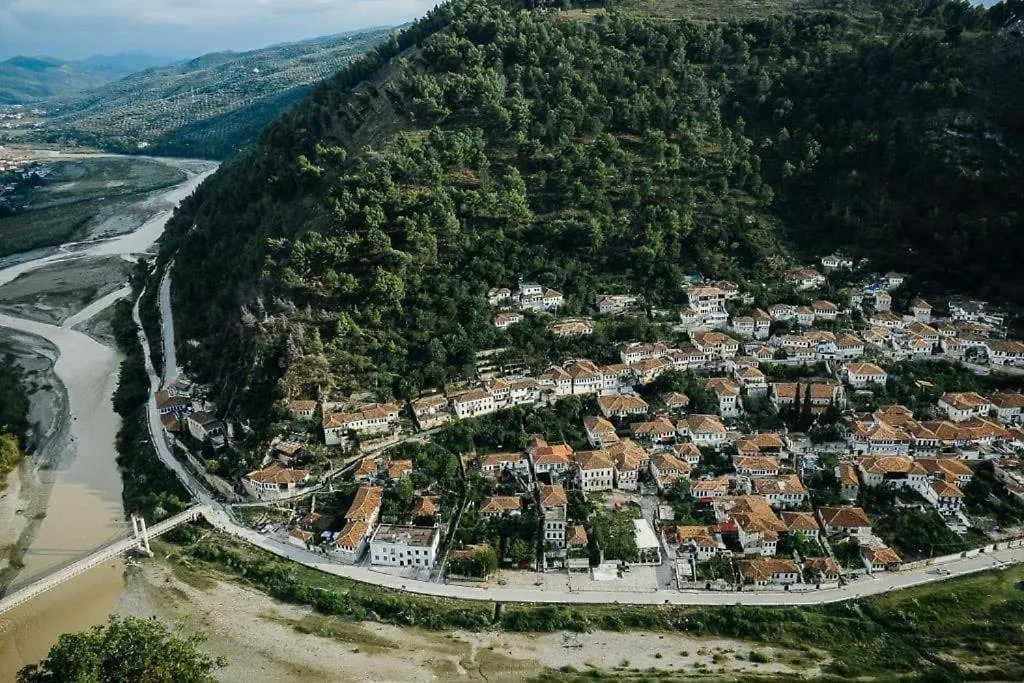 Through Mangalem Βίλα Μπεράτ Αλβανία