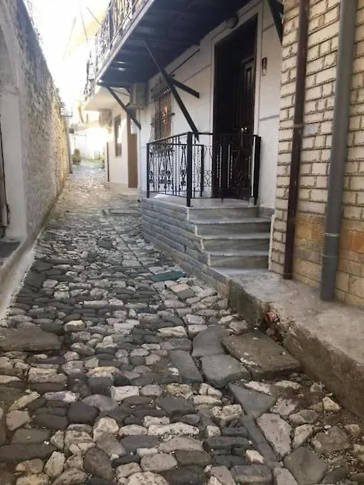 Through Mangalem Βίλα Μπεράτ